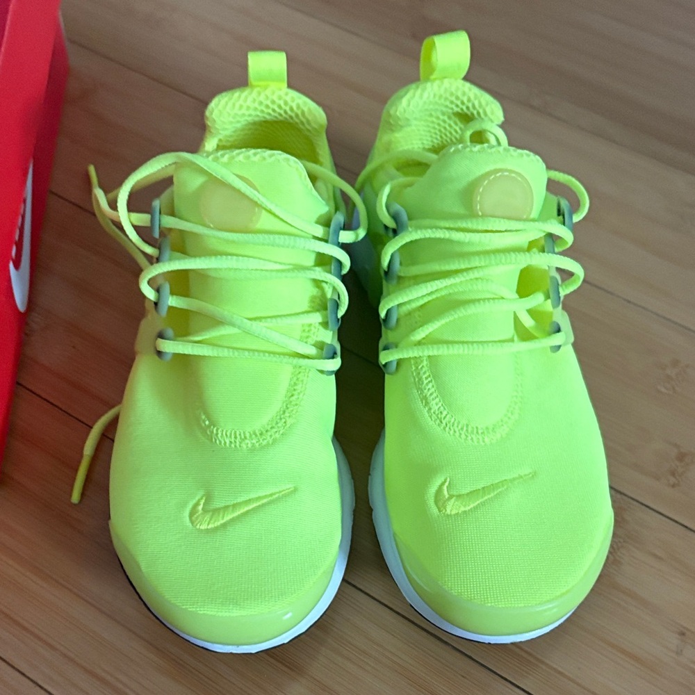 NIKE PRESTO volt/black/white color way NWT size 4 youth - Picture 3 of 5